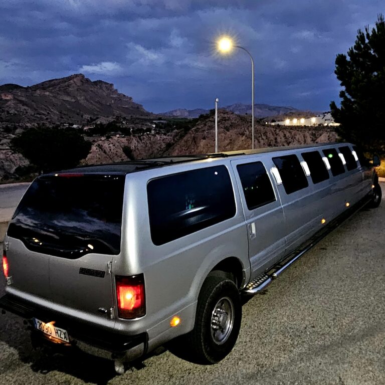 Limusina ford excursion gris Alicante