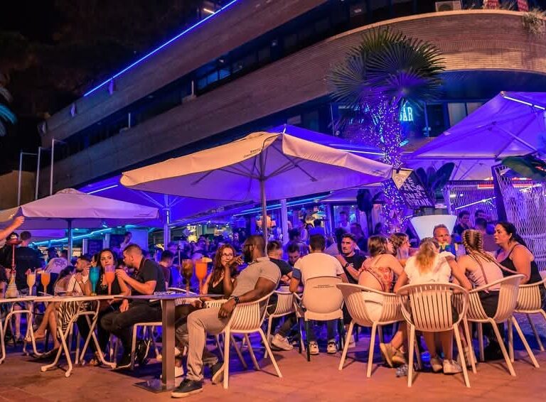 Evento nocturno con cena y show de stripper en Lloret de Mar