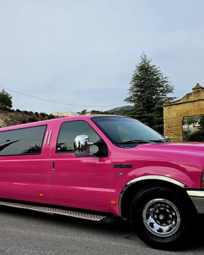 Alquilar limusina Alicante Ford excursion rosa