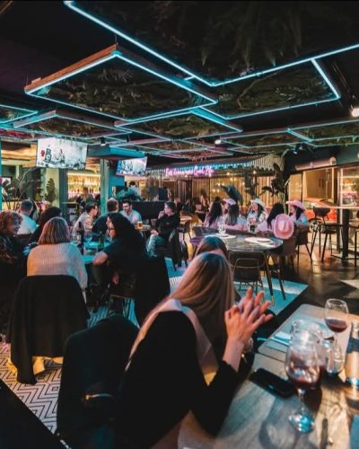 Ambiente animado en restaurante moderno en Ibiza