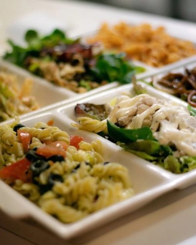 Ensalada de lechuga variada con pasta