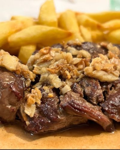 Plato de carne con patatas y pimiento